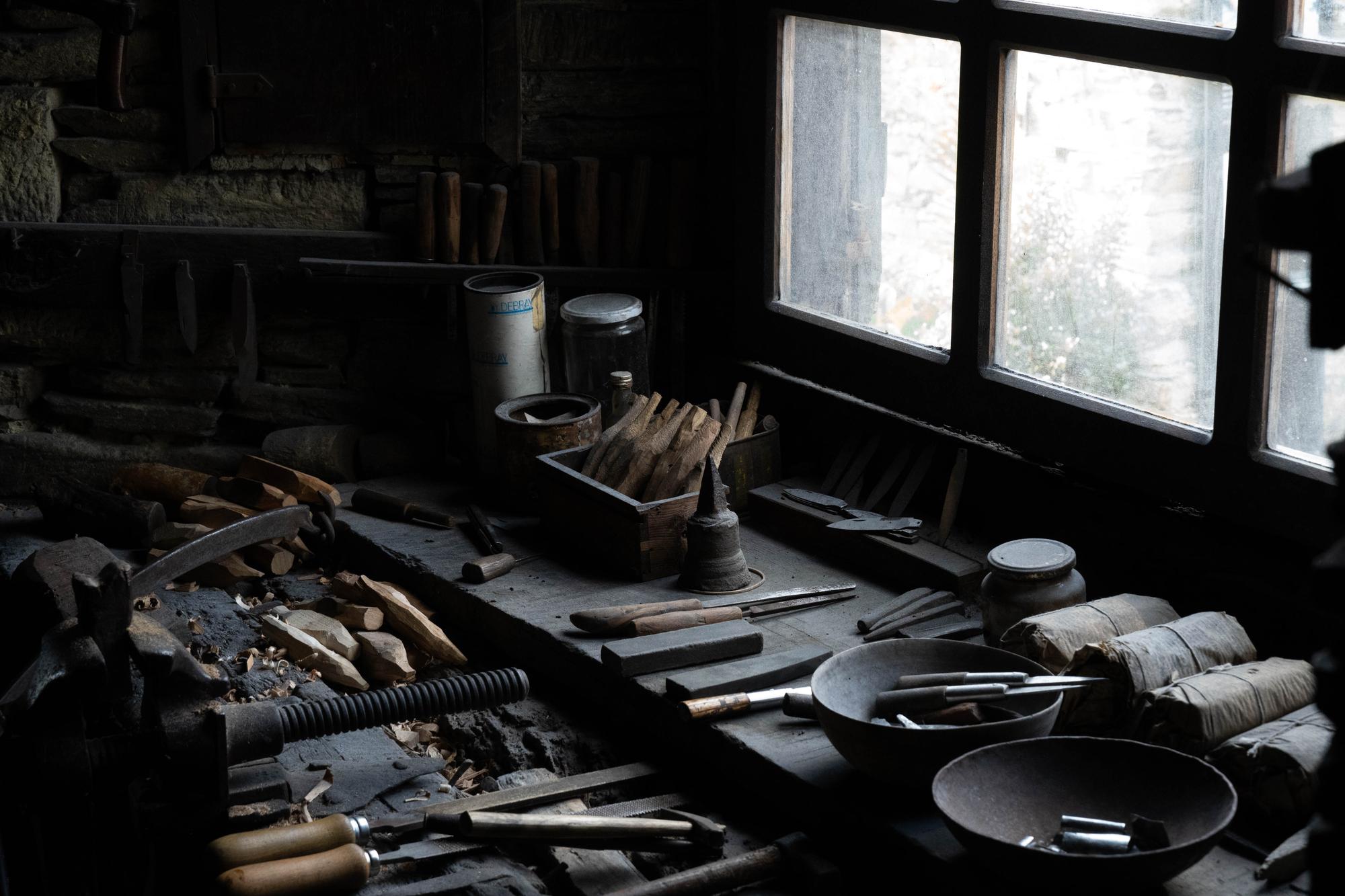 Interior do atelier com bancadas e utensílios